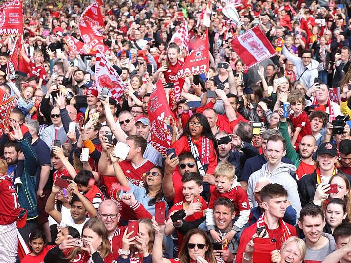 Fans warten in Liverpool auf die die Spieler.