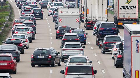 Fahrzeuge stehen auf einer Autobahn im Stau.