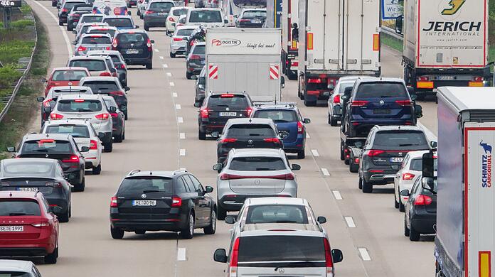 Fahrzeuge stehen auf einer Autobahn im Stau.