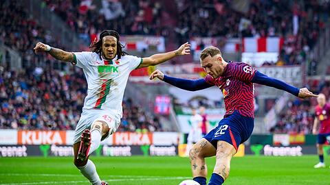 RB-Profi David Raum (r) flankt gegen den Augsburger Kevin Mbabu.