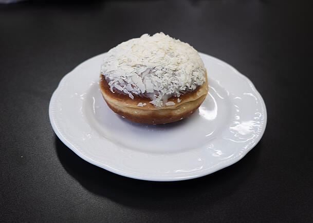 Wie ein Schneehaufen: Der wei&szlig;e Krapfen von Dallmayr.