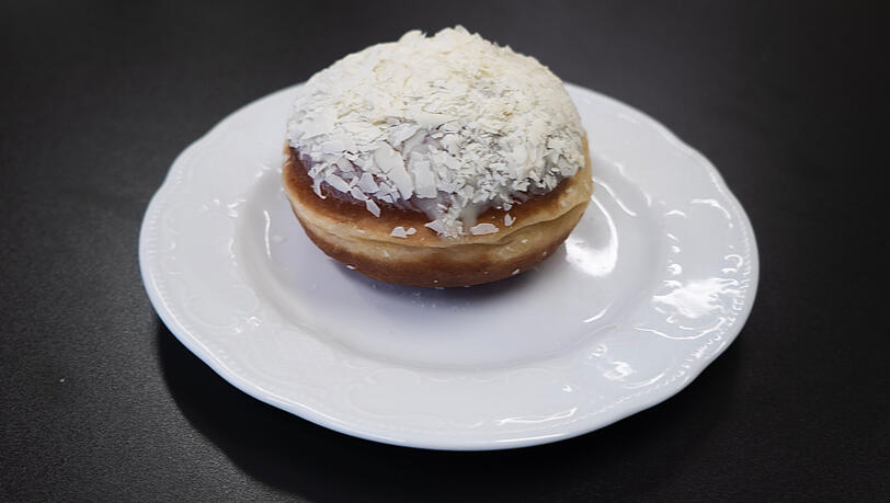 Wie ein Schneehaufen: Der wei&szlig;e Krapfen von Dallmayr.