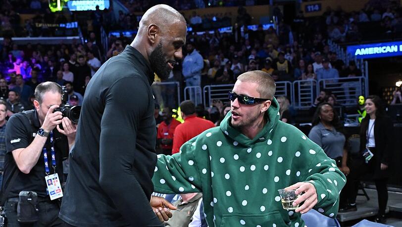 Justin Bieber und LeBron James begrüßen sich. Justin Bieber und LeBron James begrüßen sich.
