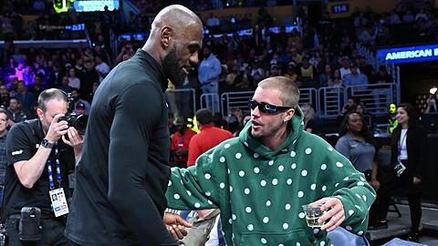 Justin Bieber und LeBron James begr&uuml;&szlig;en sich.