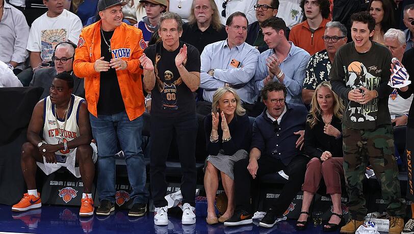 Ben Stiller, Christine Taylor, Michael J. Fox, Tracy Pollan und Timothée Chalamet jubeln im Madison Square Garden in New York City. Ben Stiller, Christine Taylor, Michael J. Fox, Tracy Pollan und Timothée Chalamet jubeln im Madison Square Garden in New York City.