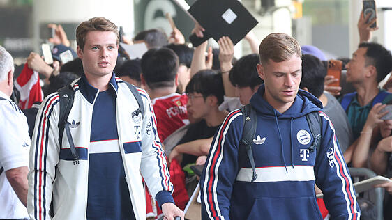 Ankunft in Jeju: Die Bayern-Profis Jonas Urbig (l.) und Joshua Kimmich werden am Flughafen von vielen südkoreanischen Fans empfangen Ankunft in Jeju: Die Bayern-Profis Jonas Urbig (l.) und Joshua Kimmich werden am Flughafen von vielen südkoreanischen Fans empfangen
