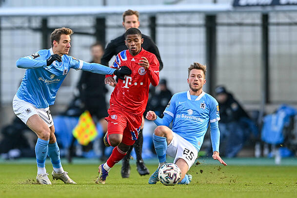 v.li.: Dennis Dressel TSV 1860 M&uuml;nchen, 14 Remy Vita Bayern M&uuml;nchen, FCB, 2 Marius Willsch TSV 1860 M&uuml;nchen, 25 im Zweikampf, Duell, duel, tackle, Dynamik, Action, Aktion, 09.01.2021, M&uuml;nchen Deutschland, Fussball, 3. Liga, FC Bayern M&uuml;nchen II - TSV 1860 M&uuml;nchen, DFB/DFL REGULATIONS PROHIBIT ANY USE OF PHOTOGRAPHS AS IMAGE SEQUENCES AND/OR QUASI-VIDEO. *** f li Dennis Dressel TSV 1860 Munich, 14 Remy Vita Bayern Munich, FCB, 2 Marius Willsch TSV 1860 Munich, 25 in duel, duel, tackle, dynamic, action, 09 01 2021, Munich Germany , Football, 3 Liga, FC Bayern Munich II TSV 1860 Munich, DFB DFL REGULATIONS PROHIBIT ANY USE OF PHOTOGRAPHS AS IMAGE SEQUENCES AND OR QUASI VIDEO xslx