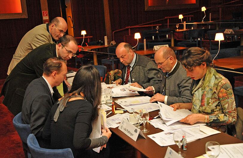 Hier berät die Jury über die Frage, wer ins Finale einziehen soll.