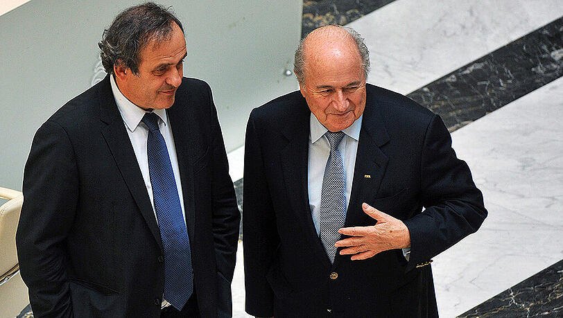 Im Chaos vereint: UEFA-Präsident Michel Platini (links) und FIFA-Präsident Joseph S. Blatter. Im Chaos vereint: UEFA-Präsident Michel Platini (links) und FIFA-Präsident Joseph S. Blatter.