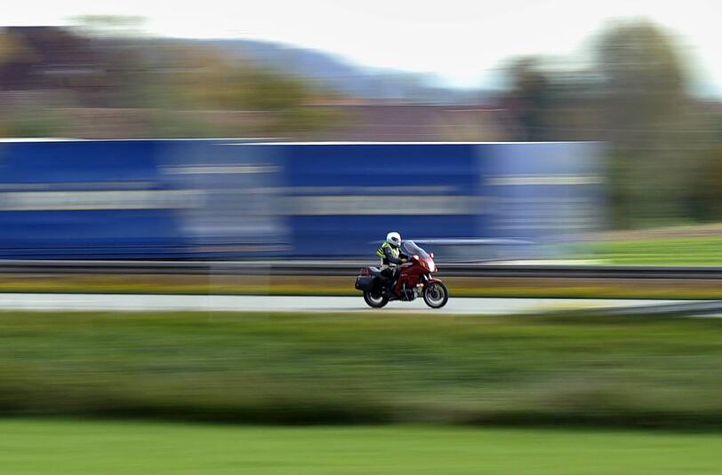 Ein saftiger Strafzettel dürfte demnächst bei einem Motorradfahrer aus dem Kreis Bayreuth ins Haus flattern. (Symbolbild)