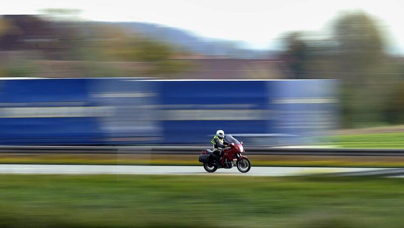 Ein saftiger Strafzettel dürfte demnächst bei einem Motorradfahrer aus dem Kreis Bayreuth ins Haus flattern. (Symbolbild) Ein saftiger Strafzettel dürfte demnächst bei einem Motorradfahrer aus dem Kreis Bayreuth ins Haus flattern. (Symbolbild)