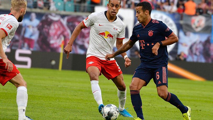 THIAGO - NOTE 3: Etwas offensiver, weil Kimmich den Sechser gab. Kovacs Regisseur und Taktgeber zog in seinem 200. Pflichtspiel für Bayern mit aller Seelenruhe sein Ding im Mittelfeld durch. Allerdings mit einem dicken Fauxpas: Spielte kurz vor der Pause einen Ball vor dem eigenen Strafraum in den Fuß von Werner. Daraus resultierte der Elfmeter zum Ausgleich.