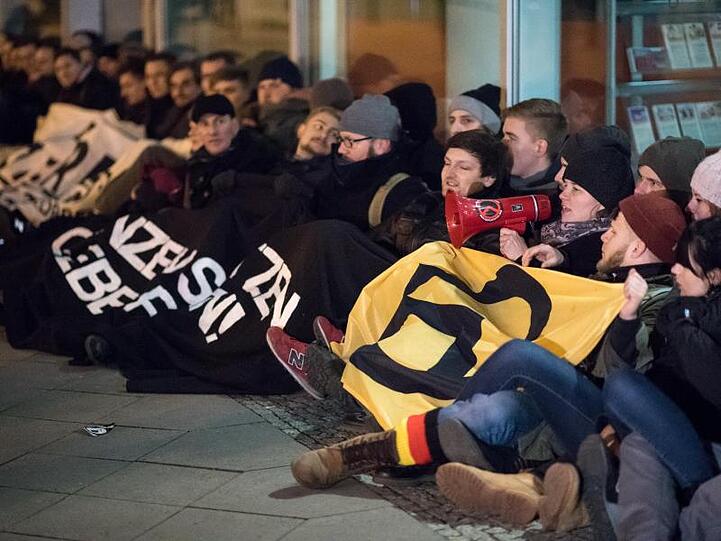 Anhänger der Identitären Bewegung blockieren im Dezember 2016 die CDU-Bundeszentrale in Berlin.