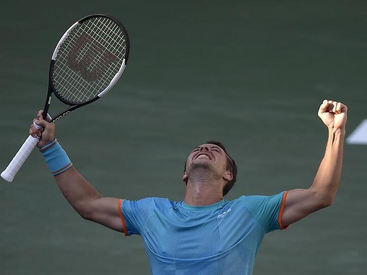 Philipp Kohlschreiber feiert seinen Sieg.