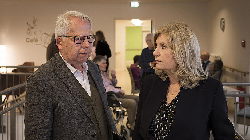 "Die Kanzlei: Ohne Ausweg": Dr. Wilhelmy (Harald Maack) berät sich mit Isa von Brede (Sabine Postel).