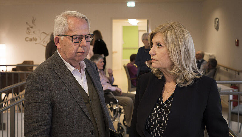 "Die Kanzlei: Ohne Ausweg": Dr. Wilhelmy (Harald Maack) berät sich mit Isa von Brede (Sabine Postel). "Die Kanzlei: Ohne Ausweg": Dr. Wilhelmy (Harald Maack) berät sich mit Isa von Brede (Sabine Postel).
