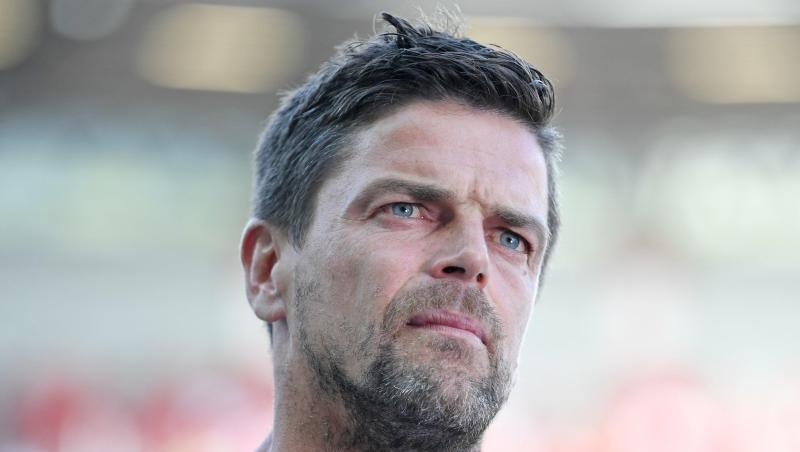 Torsten Ziegner steht im Stadion an der Seitenlinie. Torsten Ziegner steht im Stadion an der Seitenlinie.