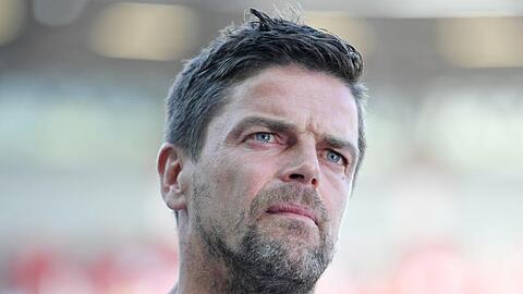 Torsten Ziegner steht im Stadion an der Seitenlinie.