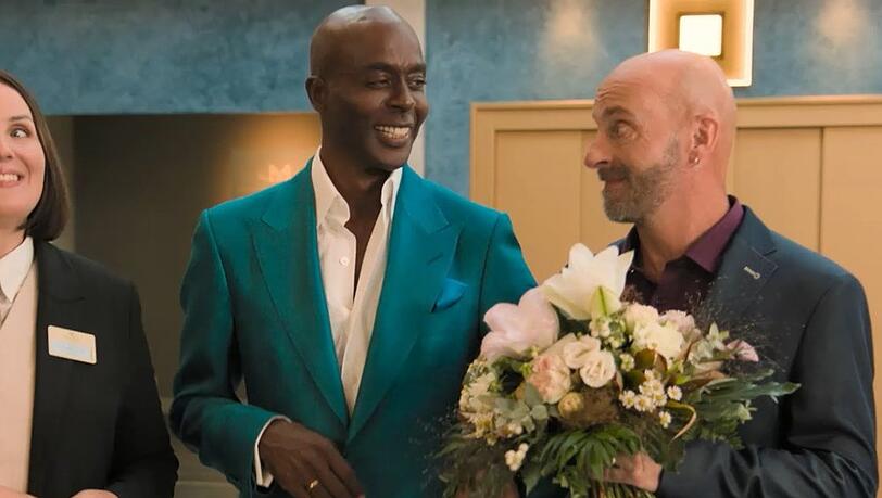 "Hotel Mondial - Vaterfreuden": Bruce Darnell (Bruce Darnell, l.) will seinen Mann, Bruno Meyer-Jüres (Jon Flemming Olsen), zum Hochzeitstag überraschen.