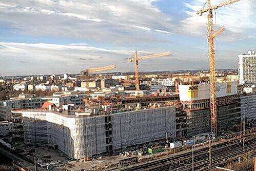 Fehlt nur noch der Turm: Der ADAC-Neubau in der Hansastraße