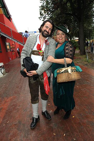 Promis präsentieren ihre Trachten auf der Wiesn 2012