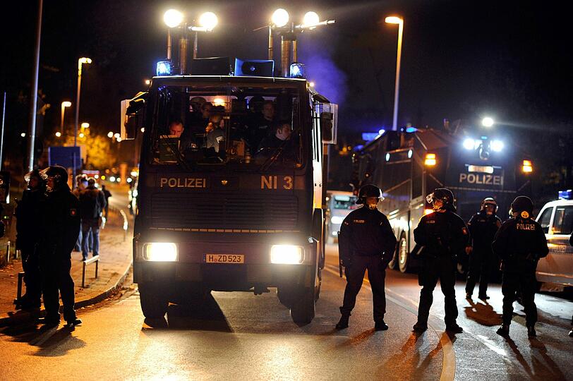 Ausschreitungen beim Pokalspiel von Hannover 96 gegen Dynamo Dresden: Mehrere Fans werden festgenommen. Die Polizei verhindert, dass Dresdner Fans auf Hannover-Fans übergreifen. Fans beider Mannschaften zünden in ihren Blöcken Bengalos. Die Bilder aus Hannover