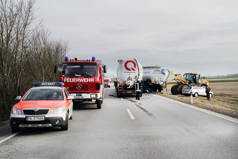 Bilder des dramatischen Verkehrsunfalls mit 4 Sattelzügen.
