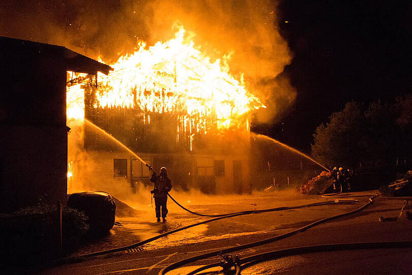 Die Bilder vom Stallbrand in Taching am See.