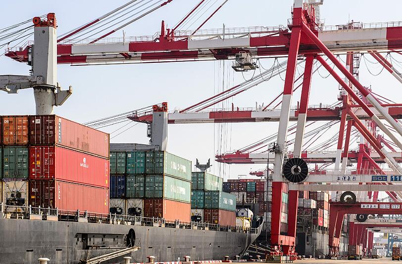 Containerhafen in Shanghai: Besonders stark ging der Handel mit Ländern außerhalb der EU zurück. Foto: Ole Spata