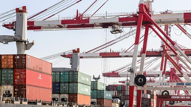 Containerhafen in Shanghai: Besonders stark ging der Handel mit Ländern außerhalb der EU zurück. Foto: Ole Spata Containerhafen in Shanghai: Besonders stark ging der Handel mit Ländern außerhalb der EU zurück. Foto: Ole Spata