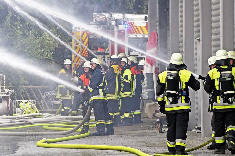 Die Lagerhalle in Markt Indersdorf ist komplett abgebrannt - wie es zu dem Feuer kam, ist aktuell noch unklar. Die Bilder vom Feuerwehreinsatz.