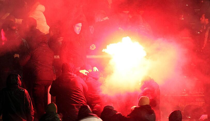 Wenn Fußball zur Nebensache wird: Beim Belgrader Derby zwischen Roter Stern und Partizan kam es zu heftigen Ausschreitungen. 17 Personen wurden dabei verletzt. Die Bilder.