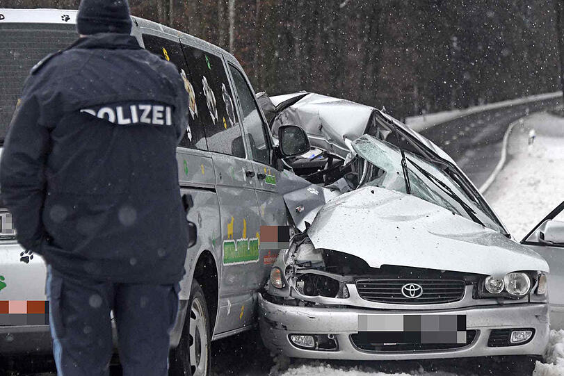 Am Dienstag ist auf der Straße zwischen Glonn und Grafing bei Bruck einen schweren Unfall gegeben: Ein Auto geriet auf die Gegenfahrbahn und wurde dort von einem Kleintransporter gerammt.