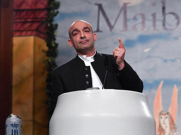 Django Asül, Kabarettist, spricht beim Maibock-Anstich im Hofbräuhaus. Foto: Felix Hörhager/dpa/Archivbild