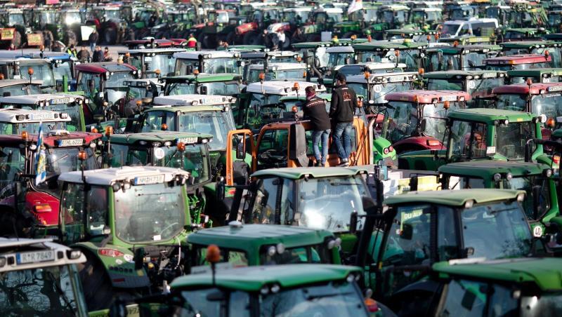 Zwei Landwirte verfolgen auf einem Traktor die Großdemonstration. Foto: Daniel Karmann/dpa/Archivbild Zwei Landwirte verfolgen auf einem Traktor die Großdemonstration. Foto: Daniel Karmann/dpa/Archivbild