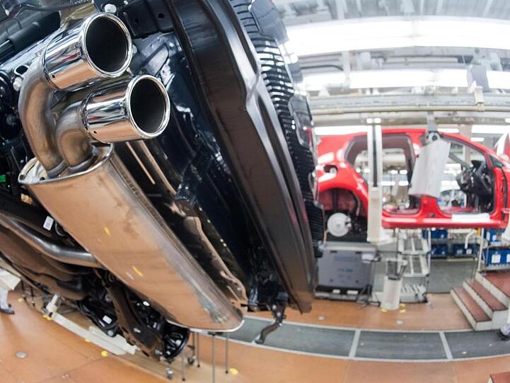 Ein Auspuffrohr von einem VW Golf 7 mit TDI Dieselmotor im Licht einer Fertigungsstrecke.