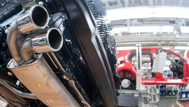 Ein Auspuffrohr von einem VW Golf 7 mit TDI Dieselmotor im Licht einer Fertigungsstrecke. Ein Auspuffrohr von einem VW Golf 7 mit TDI Dieselmotor im Licht einer Fertigungsstrecke.