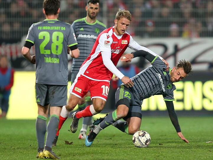Berlins Sebastian Andersson und Philipp Tschauner von FC Ingolstadt (r) kämpfen um den Ball. Foto: Andreas Gora