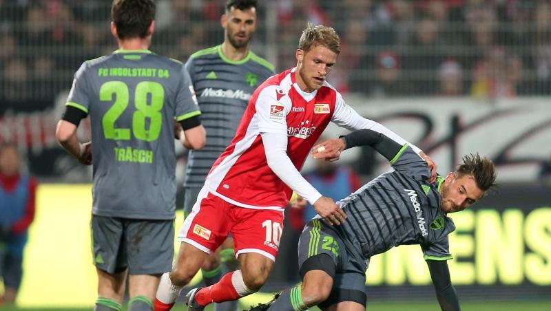 Berlins Sebastian Andersson und Philipp Tschauner von FC Ingolstadt (r) kämpfen um den Ball. Foto: Andreas Gora Berlins Sebastian Andersson und Philipp Tschauner von FC Ingolstadt (r) kämpfen um den Ball. Foto: Andreas Gora