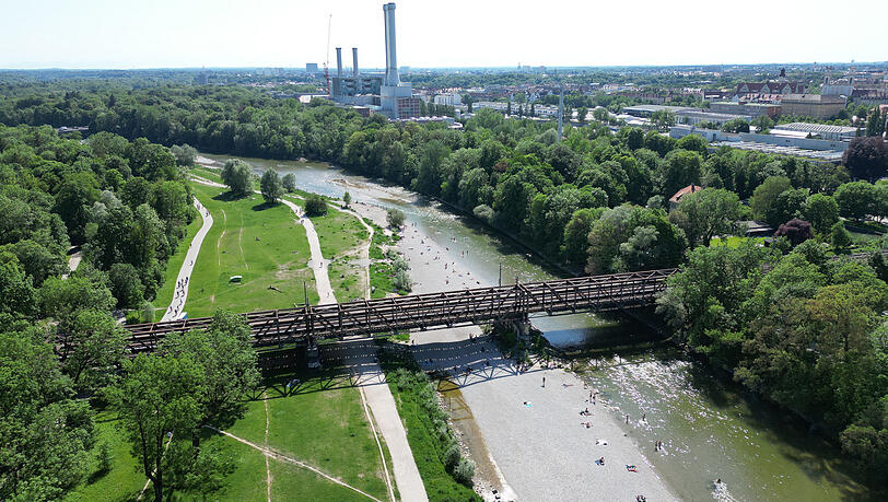 1871 eröffnete Stahlkonstruktion: Die historische Braunauer Eisenbahnbrücke quert die Isar unweit des Heizkraftwerks Süd.