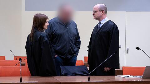 Der wegen fahrlässiger Tötung und fahrlässiger Körperverletzung angeklagte Mann (M) steht mit seinen Anwälten Stephan Beukelmann (r) und Mariana Sacher im Gerichtssaal.