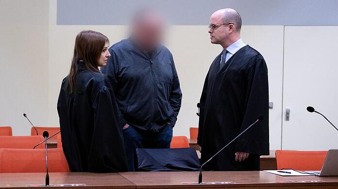 Der wegen fahrlässiger Tötung und fahrlässiger Körperverletzung angeklagte Mann (M) steht mit seinen Anwälten Stephan Beukelmann (r) und Mariana Sacher im Gerichtssaal.
