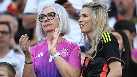 Mama und Ehefrau von Manuel Neuer auf der Tribüne: Marita Neuer (l.) und Anika Bissel, beim Spiel Deutschland gegen die Schweiz.