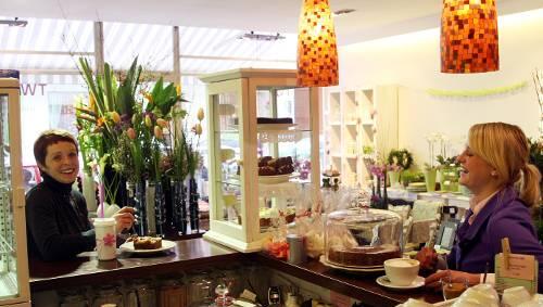 Bei der Apfel-Birnen-Schmandtorte wird auch die Chefin selbst immer wieder mal schwach: Claudia Nothhaas (l.) in ihrer nach Blumen und Kaffee duftenden Geschenke-Boutique.