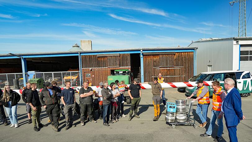 Der Bayreuther Oberb&uuml;rgermeister Thomas Ebersberger (CSU, rechts im Bild) nimmt den gestohlenen Maibaum wieder in Empfang.