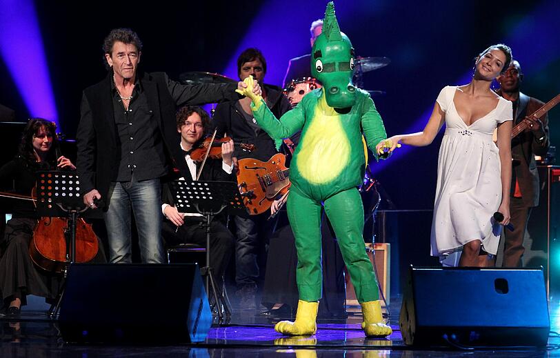 Bei José Carreras Benefizgala kamen einige hilfewillige deutsche Promis zusammen: Mit viel Engagement wurde tapfer gegen Leukämie angesungen. Im Bild: Peter Maffay und Mandy Capristo mit dem Musicalhelden Tabaluga.