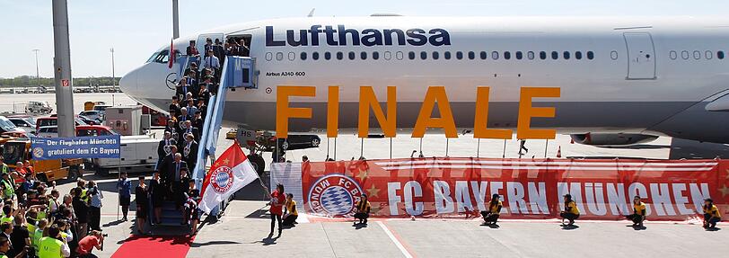Finale: Das Motto war bei der Ankunft der Bayern-Mannschaft von vorneherein klar.