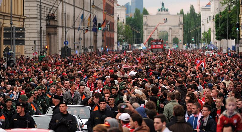Die Bayern kamen etwas zu spät am Rathaus an, weil Tausende Fans den Autokorso begleiteten.