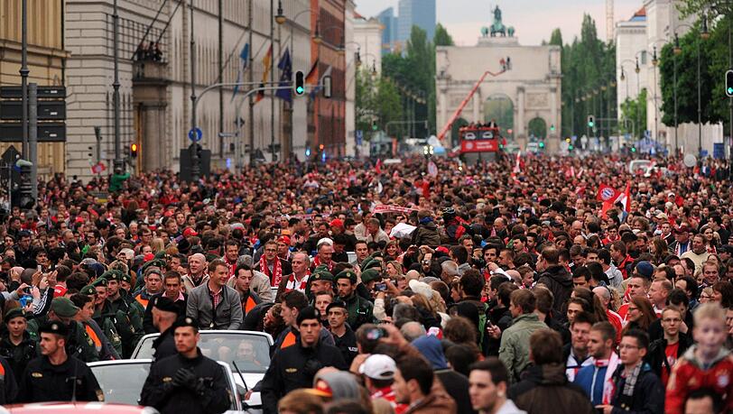 Die Bayern kamen etwas zu spät am Rathaus an, weil Tausende Fans den Autokorso begleiteten. Die Bayern kamen etwas zu spät am Rathaus an, weil Tausende Fans den Autokorso begleiteten.