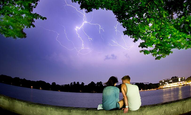 Ein junges Paar sitzt am 19.06.2013 am späten Abend am Maschsee in Hannover